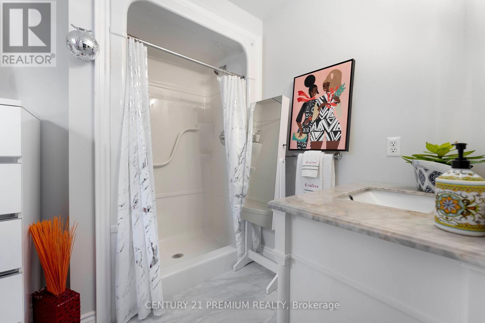 7 - 460 Woodmount Drive, Oshawa, ON - Indoor Photo Showing Bathroom