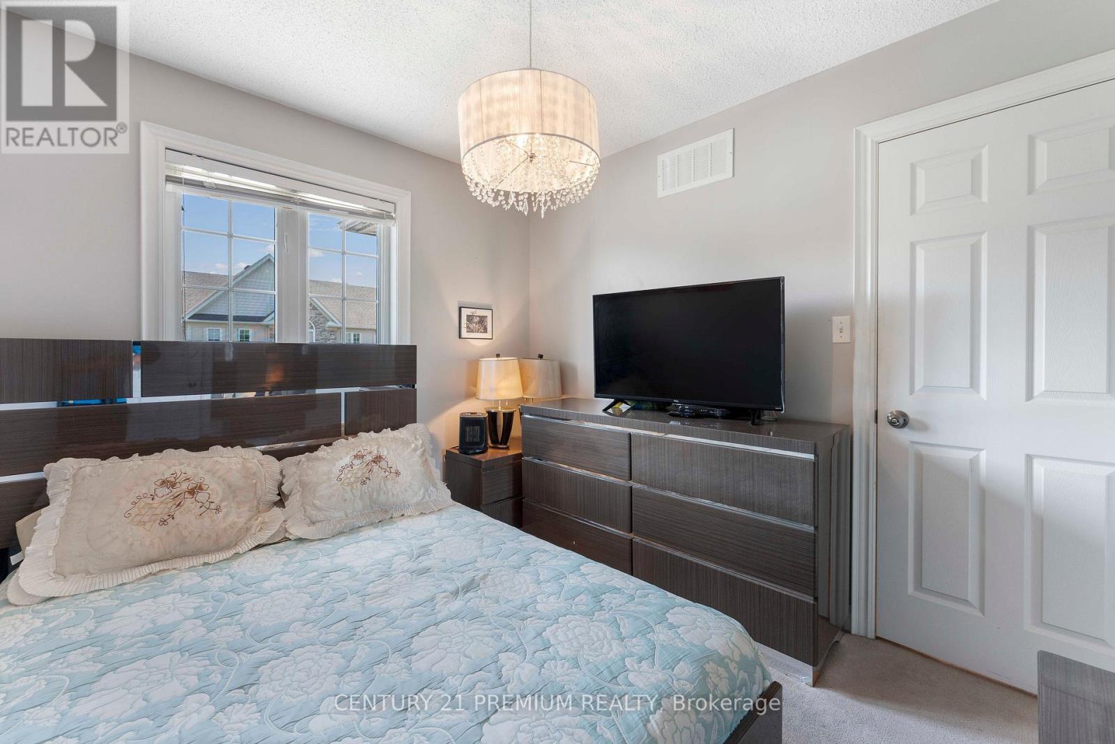 7 - 460 Woodmount Drive, Oshawa, ON - Indoor Photo Showing Bedroom