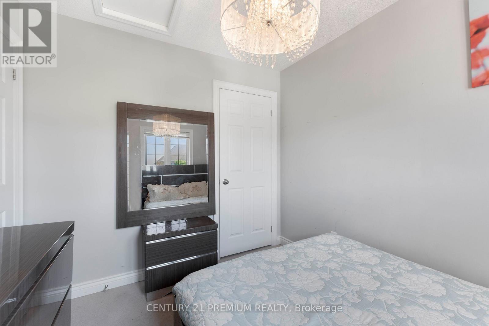 7 - 460 Woodmount Drive, Oshawa, ON - Indoor Photo Showing Bedroom