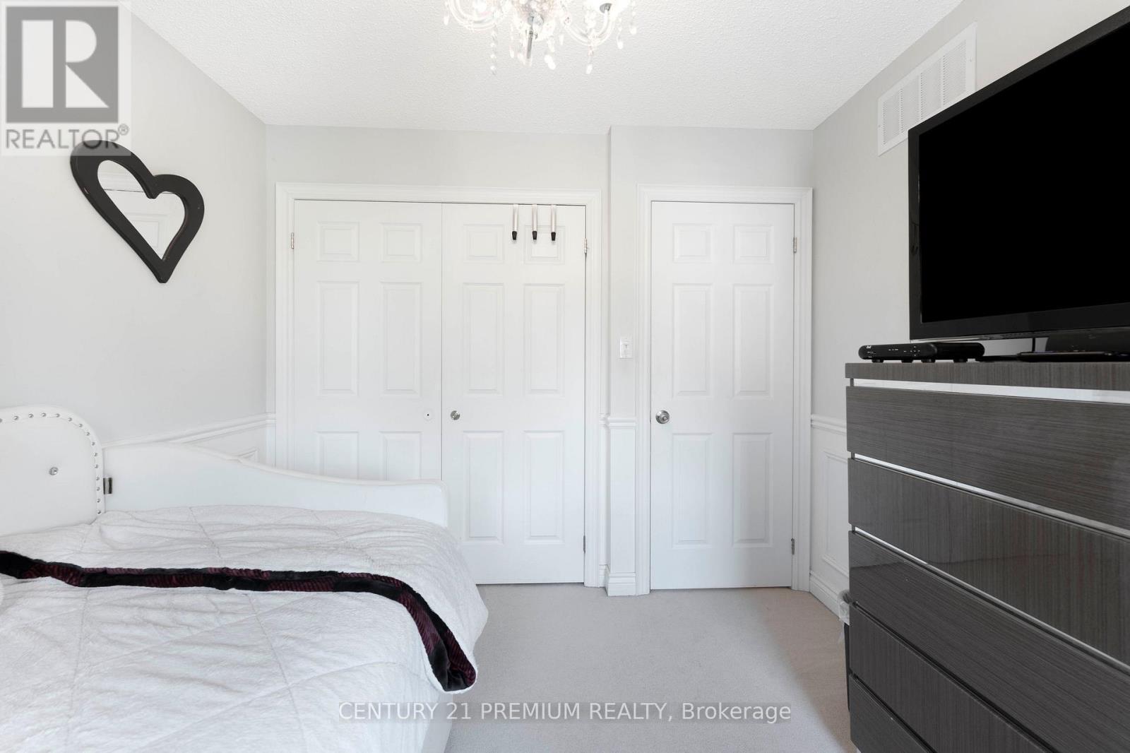 7 - 460 Woodmount Drive, Oshawa, ON - Indoor Photo Showing Bedroom