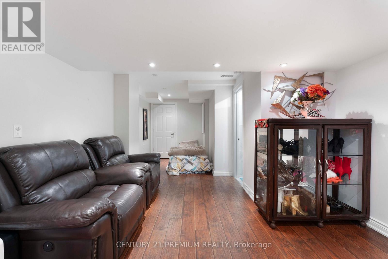 7 - 460 Woodmount Drive, Oshawa, ON - Indoor Photo Showing Living Room
