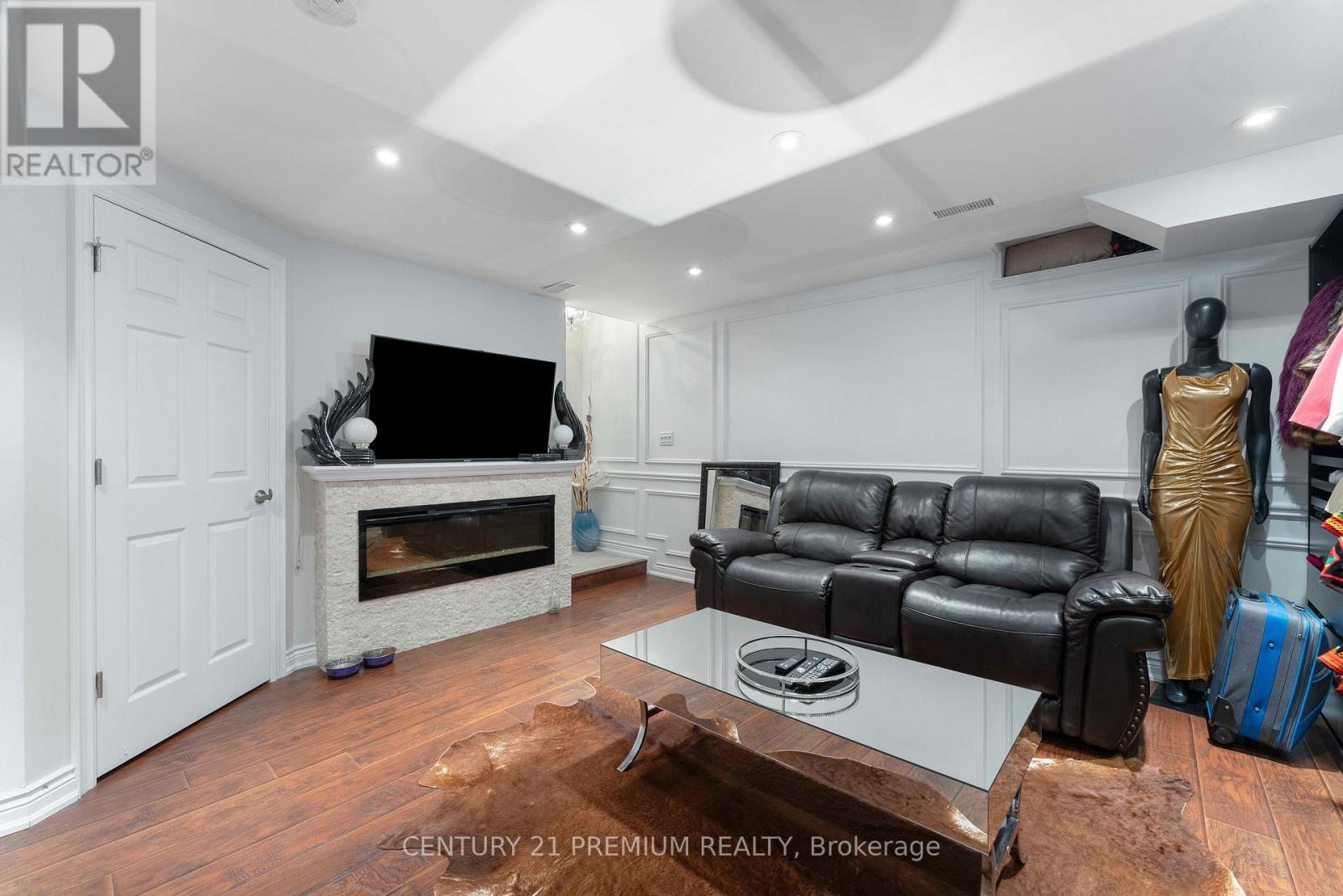 7 - 460 Woodmount Drive, Oshawa, ON - Indoor Photo Showing Living Room With Fireplace