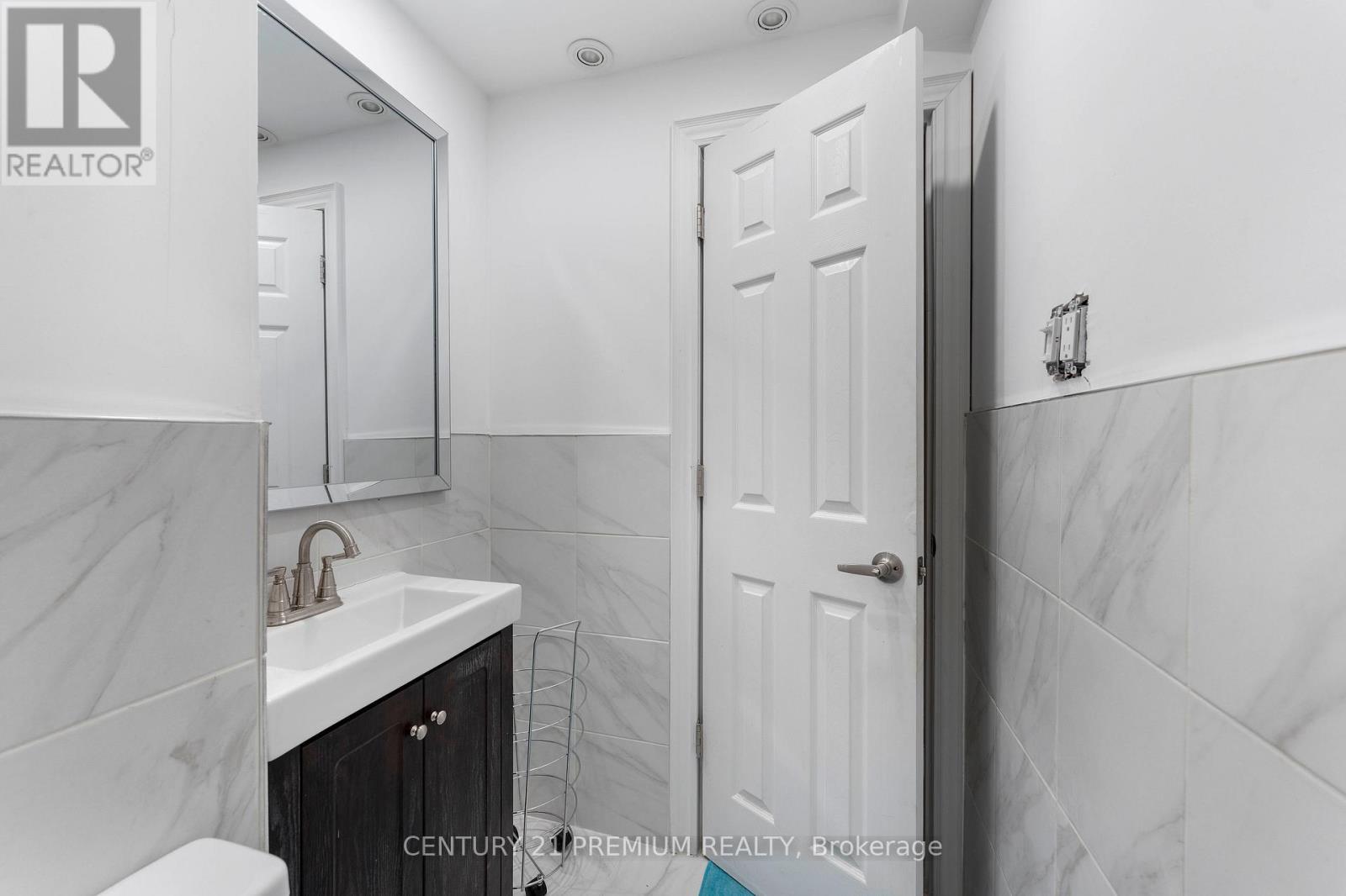 7 - 460 Woodmount Drive, Oshawa, ON - Indoor Photo Showing Bathroom