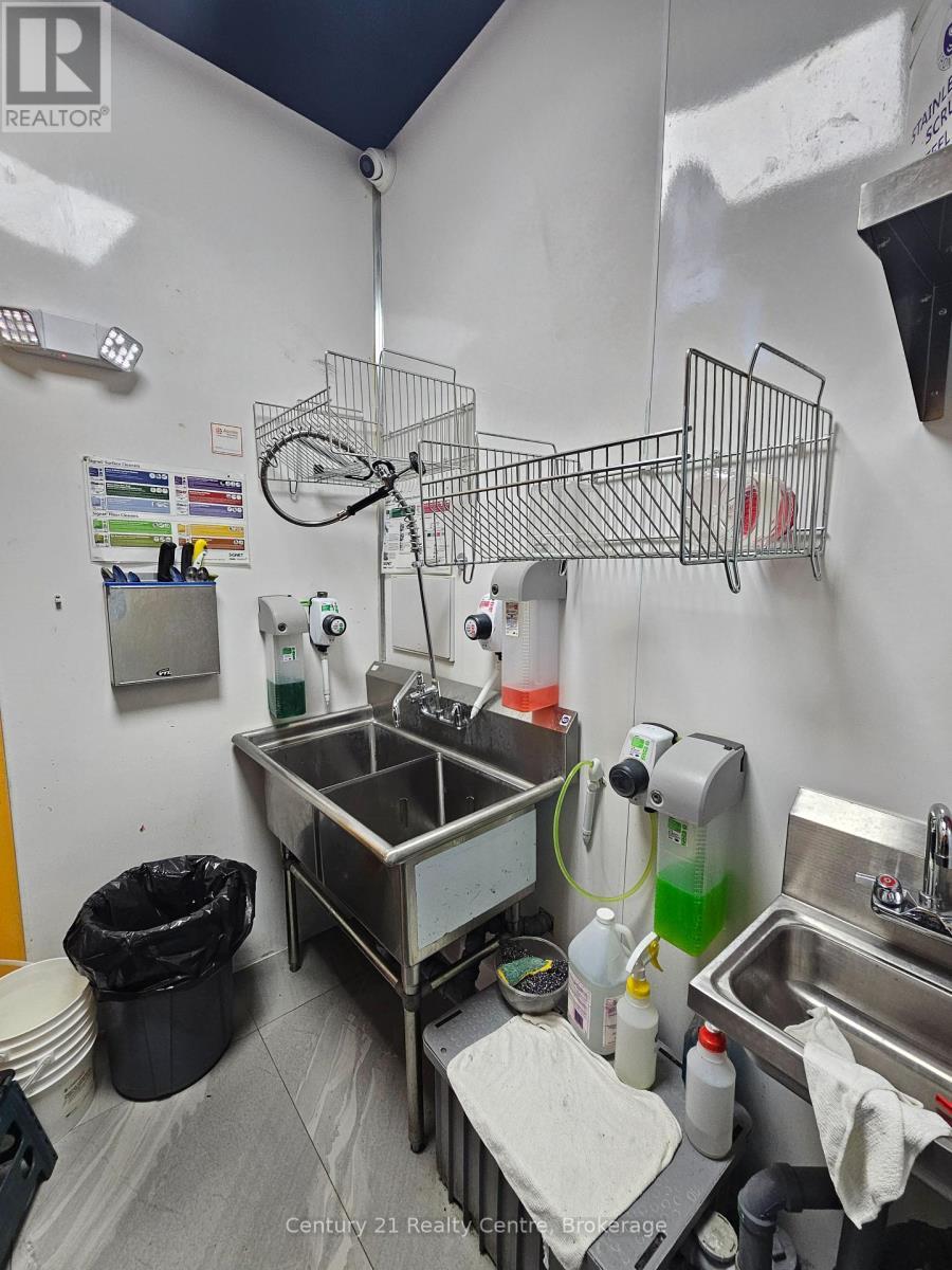 131 University Avenue W, Waterloo, ON