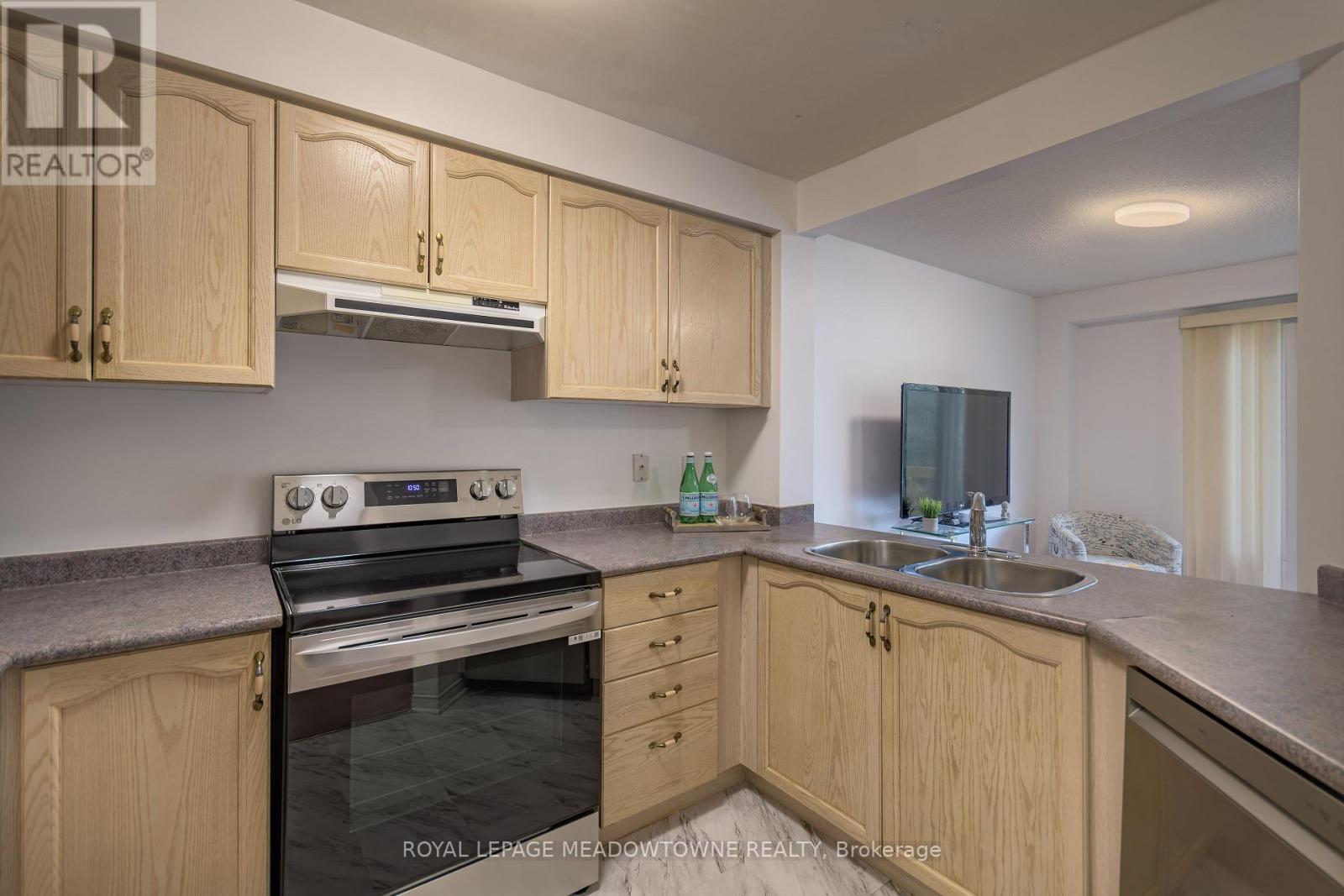 15 - 1285 Bristol Road W, Mississauga, ON - Indoor Photo Showing Kitchen With Double Sink