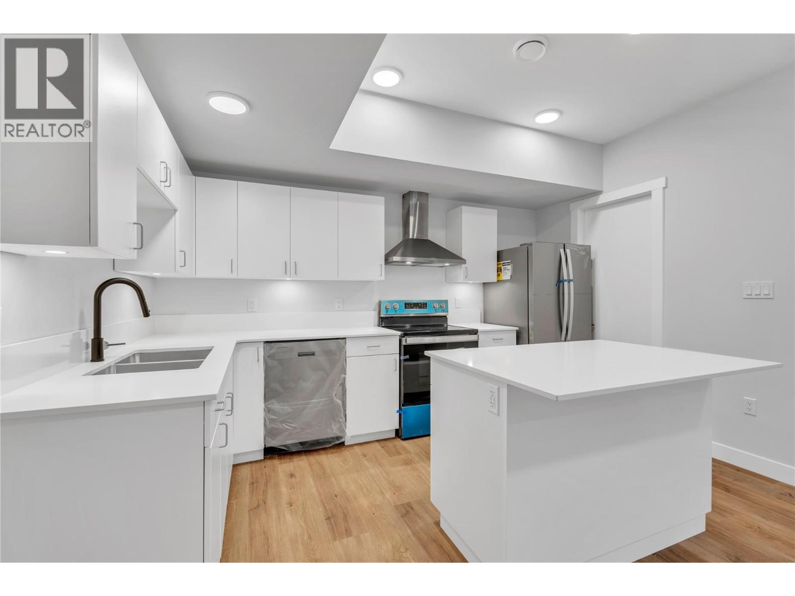 726 Westminster Avenue W Unit# 103, Penticton, BC - Indoor Photo Showing Kitchen With Double Sink