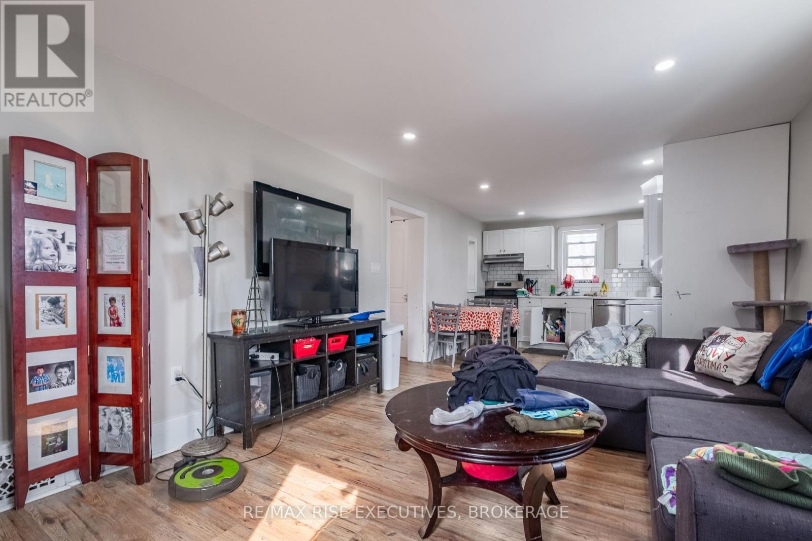 695 Victoria Street, Kingston (East Of Sir John A. Blvd), ON - Indoor Photo Showing Living Room