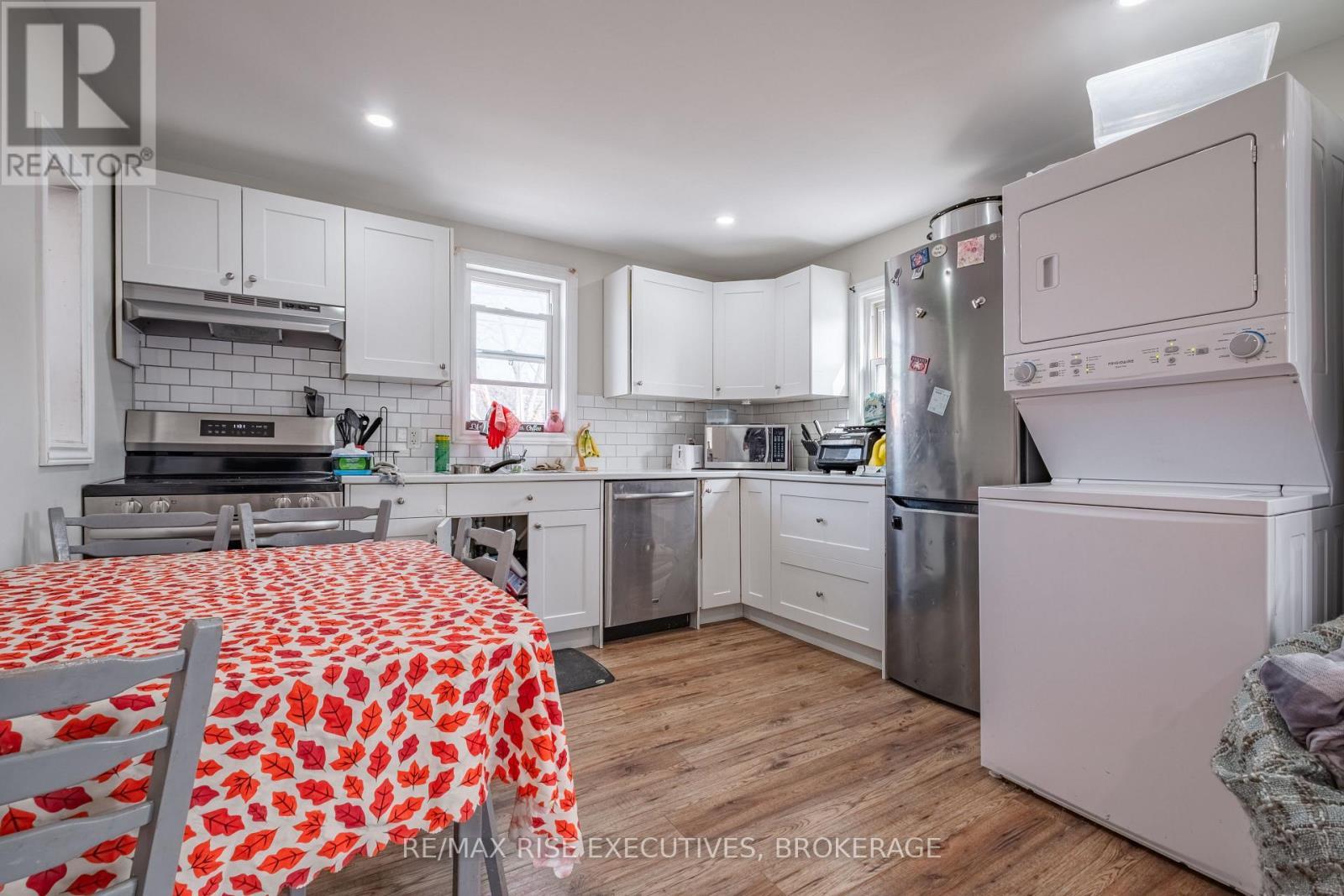 695 Victoria Street, Kingston (East Of Sir John A. Blvd), ON - Indoor Photo Showing Kitchen