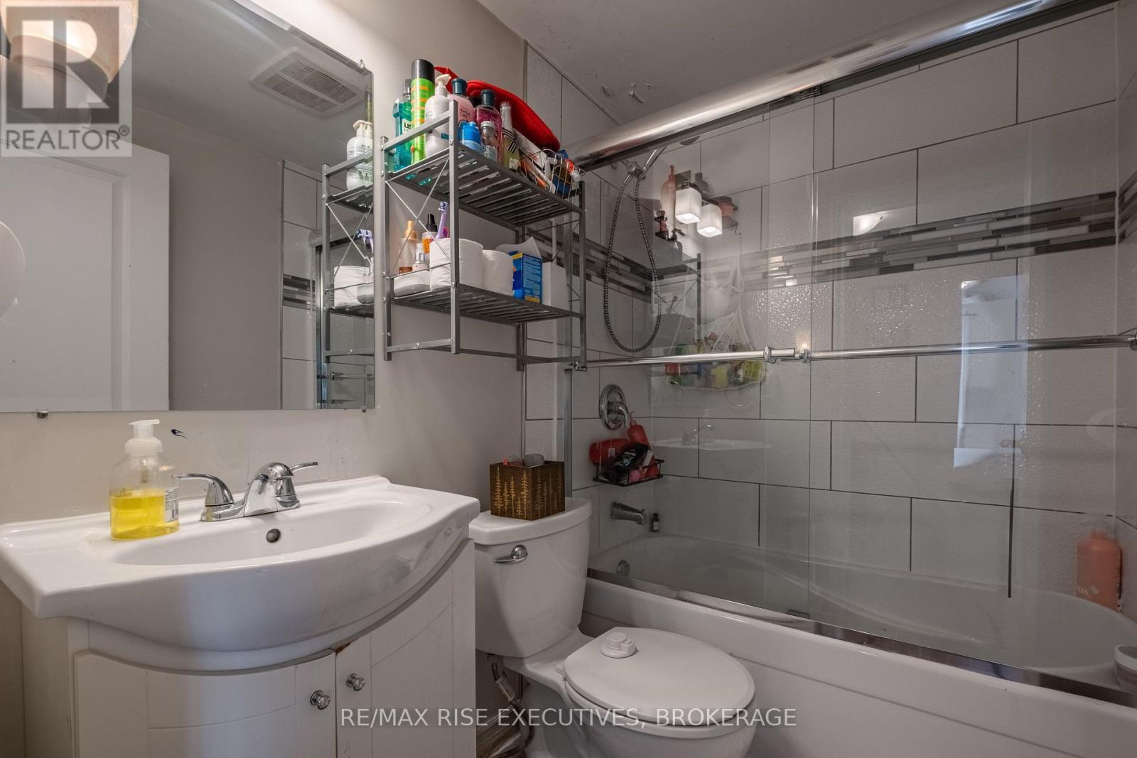 695 Victoria Street, Kingston (East Of Sir John A. Blvd), ON - Indoor Photo Showing Bathroom