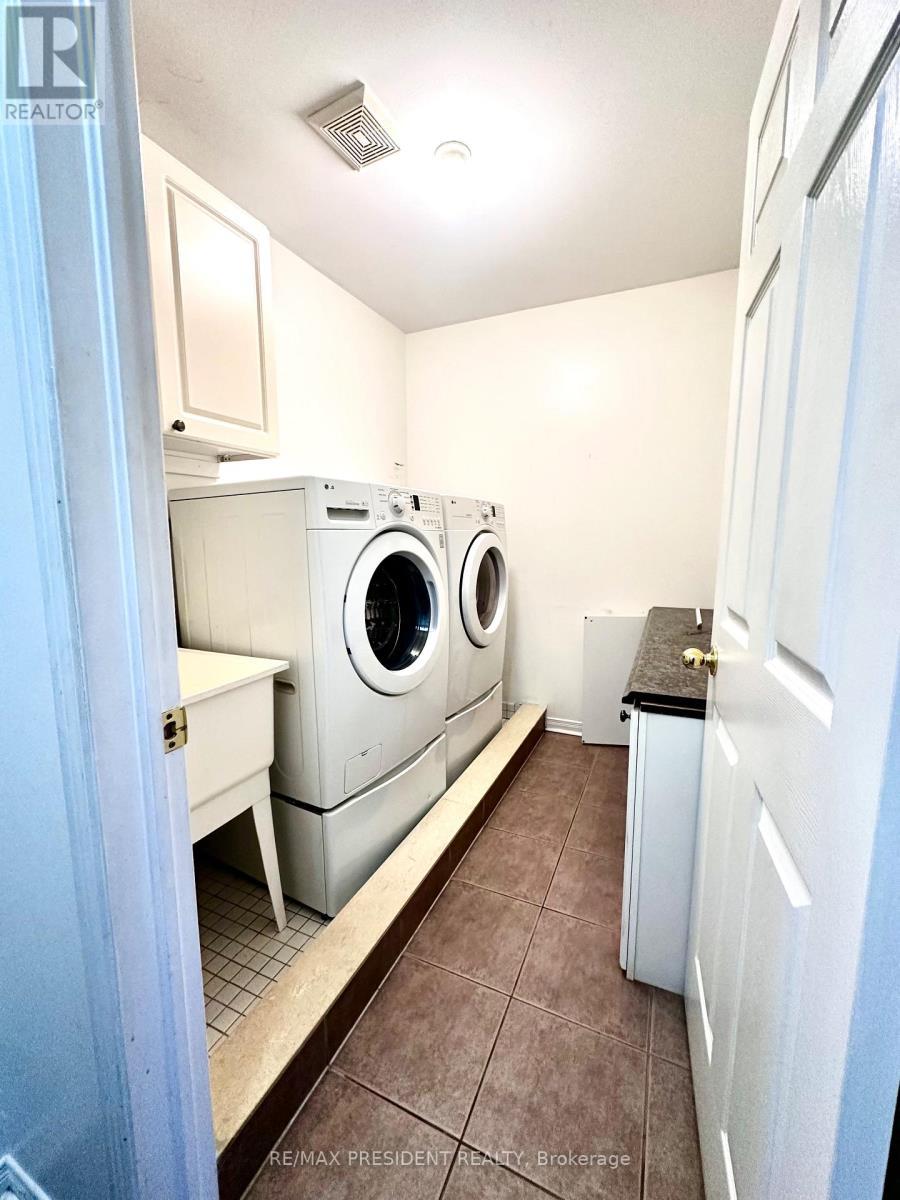 13 Rockgarden Trail N, Brampton, ON - Indoor Photo Showing Laundry Room