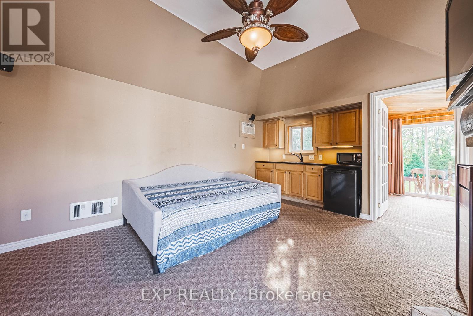 1164 Barton Street, Hamilton, ON - Indoor Photo Showing Bedroom