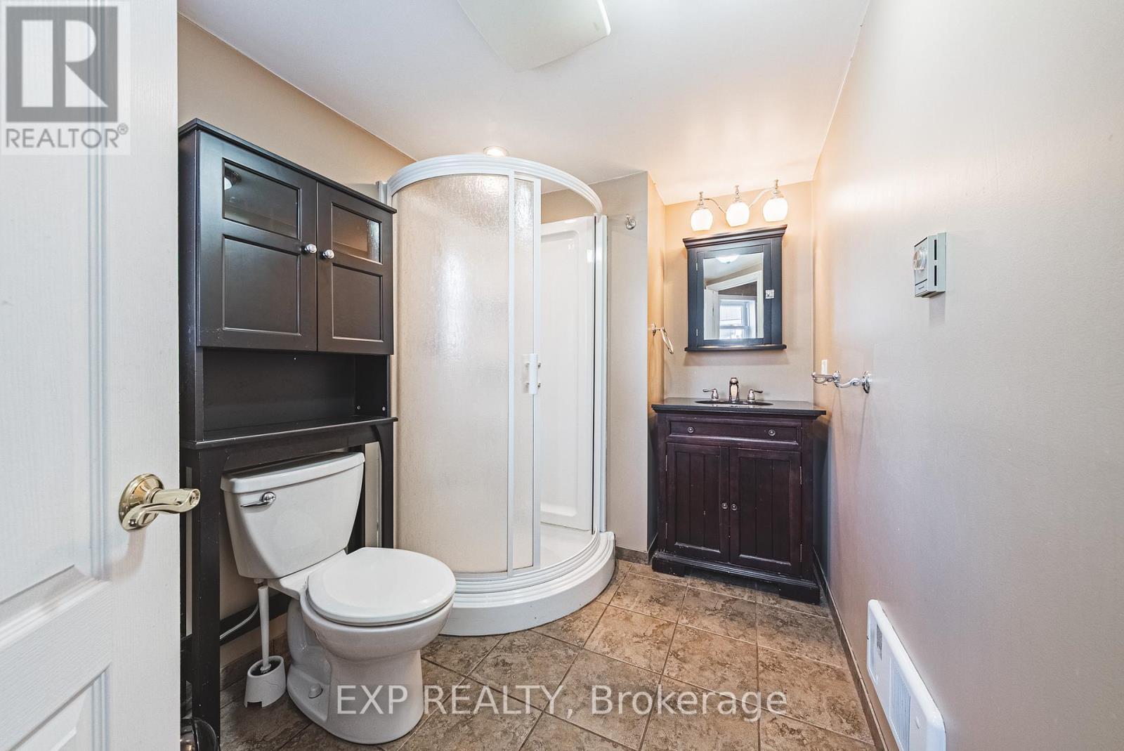 1164 Barton Street, Hamilton, ON - Indoor Photo Showing Bathroom