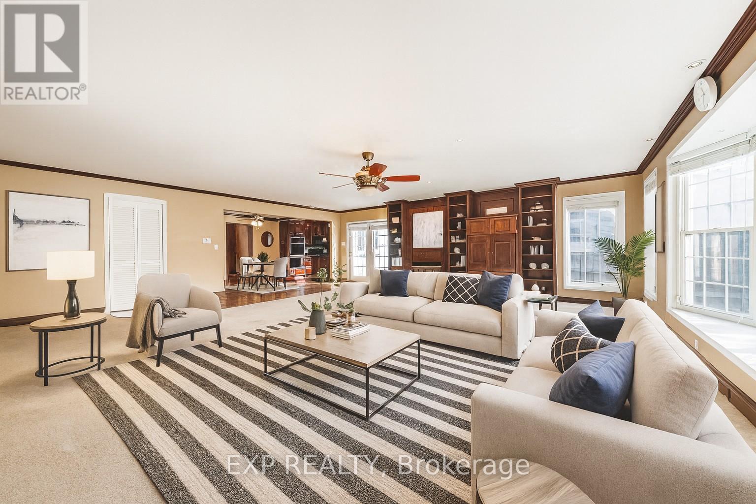 1164 Barton Street, Hamilton, ON - Indoor Photo Showing Living Room