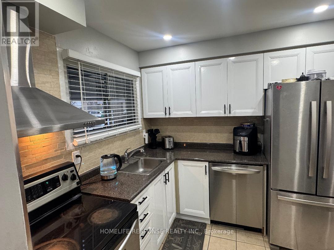 181 - 475 Bramalea Road, Brampton, ON - Indoor Photo Showing Kitchen With Double Sink
