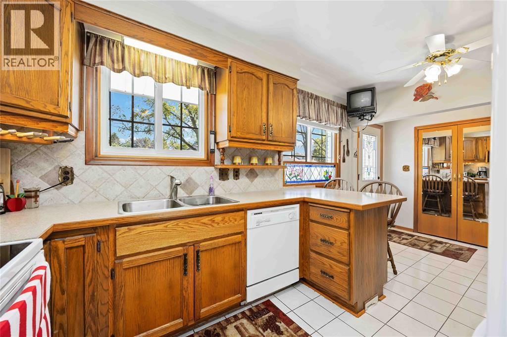 563 Riverside Drive, St Clair, ON - Indoor Photo Showing Kitchen With Double Sink