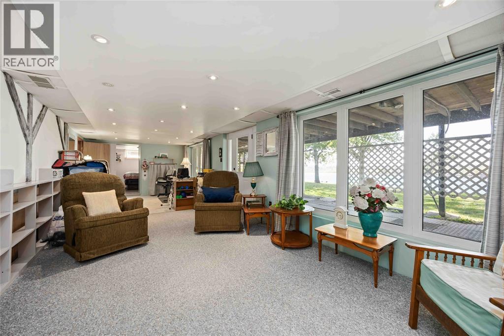 563 Riverside Drive, St Clair, ON - Indoor