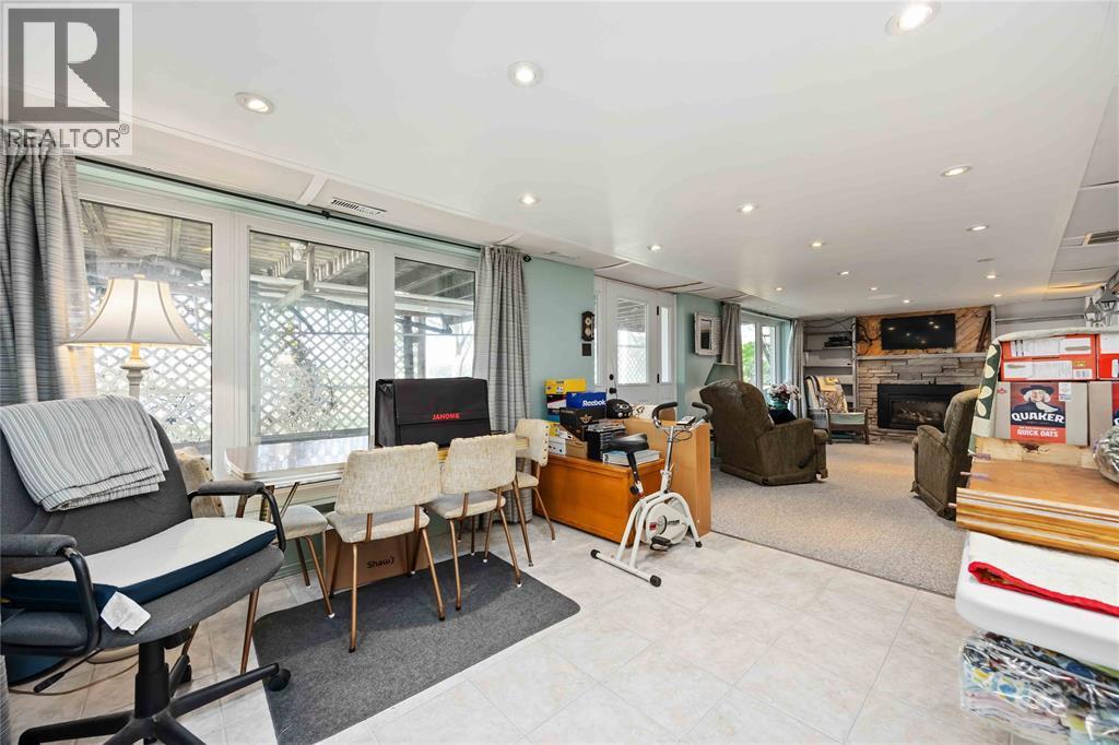 563 Riverside Drive, St Clair, ON - Indoor