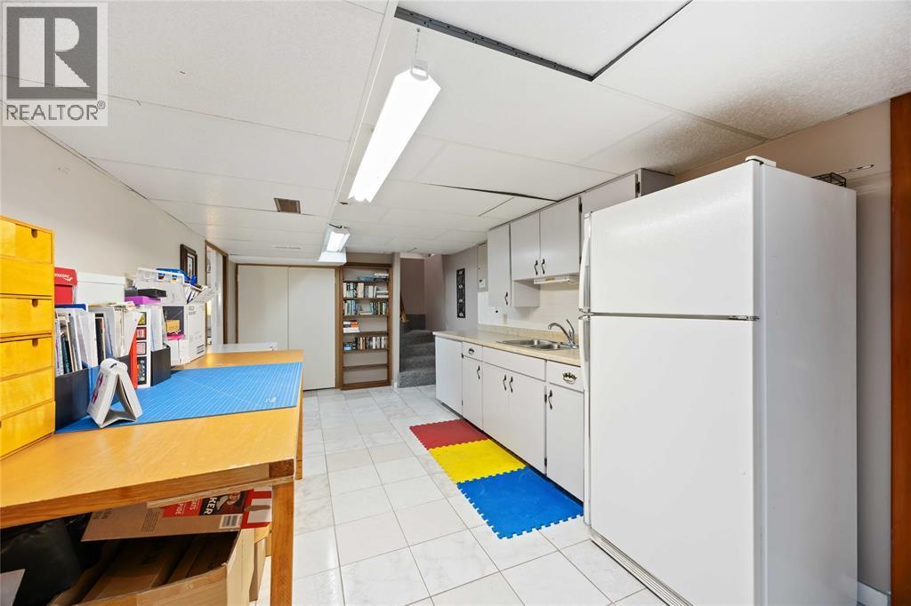 563 Riverside Drive, St Clair, ON - Indoor Photo Showing Kitchen