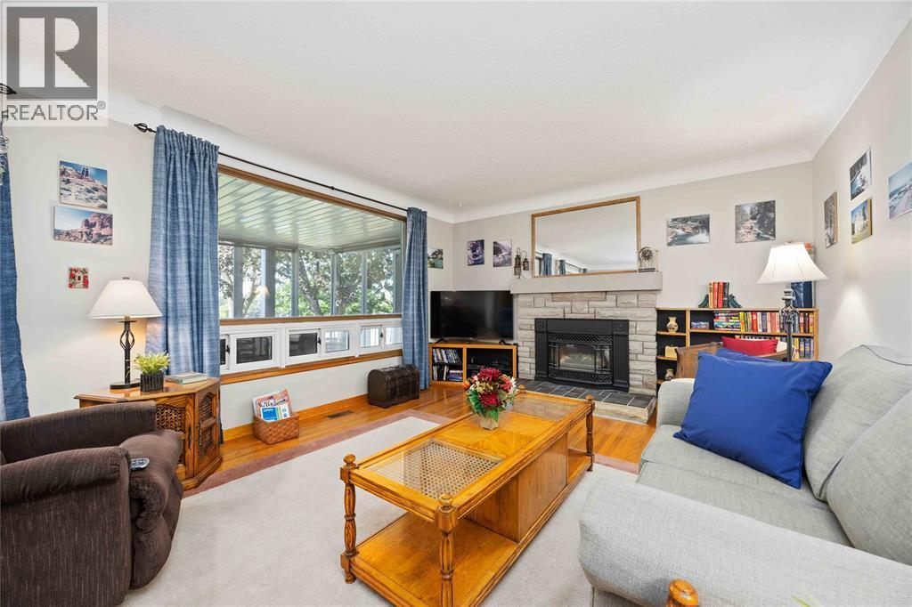563 Riverside Drive, St Clair, ON - Indoor Photo Showing Living Room With Fireplace