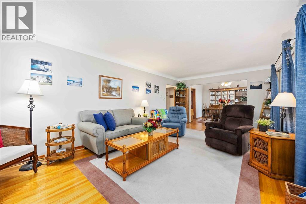 563 Riverside Drive, St Clair, ON - Indoor Photo Showing Living Room