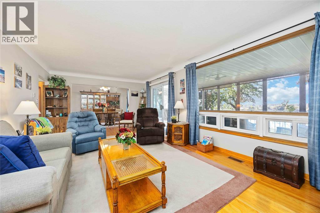 563 Riverside Drive, St Clair, ON - Indoor Photo Showing Living Room