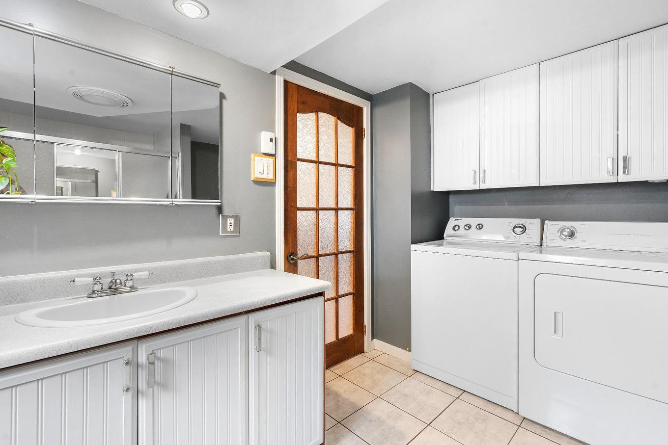 Salle de bains - 1017 Rue St-Georges, Saint-Bernard, QC - Indoor Photo Showing Laundry Room