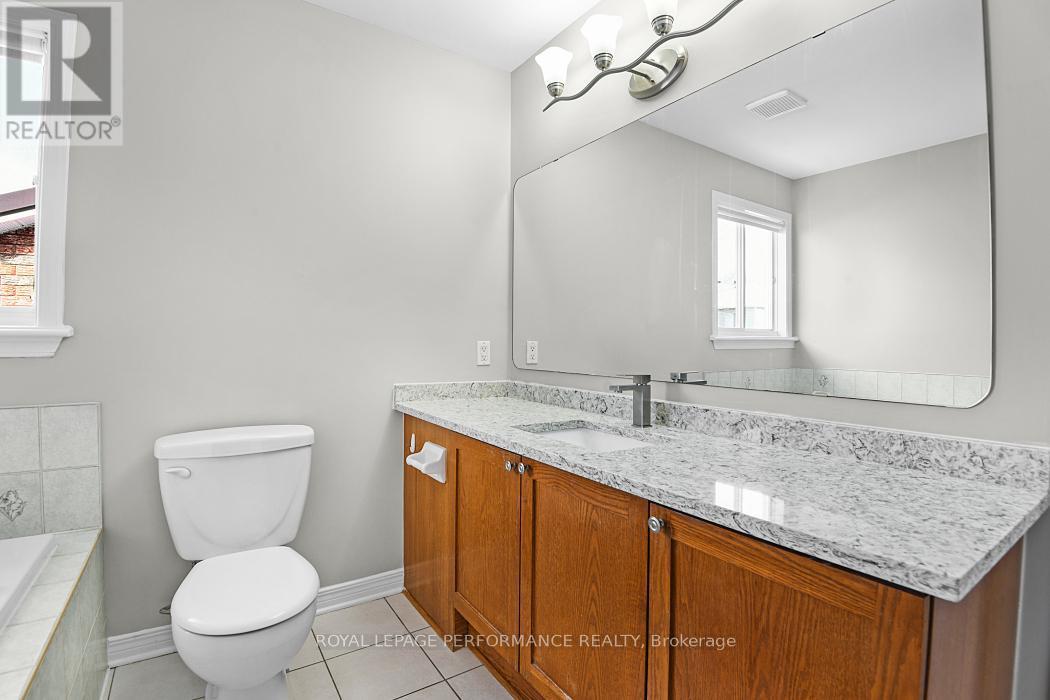 15 Fanterra Way, Ottawa, ON - Indoor Photo Showing Bathroom