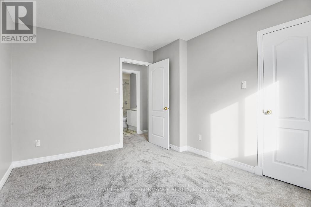 15 Fanterra Way, Ottawa, ON - Indoor Photo Showing Other Room