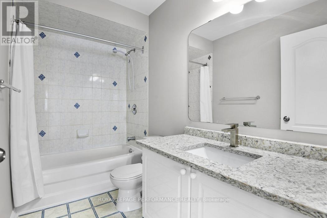 15 Fanterra Way, Ottawa, ON - Indoor Photo Showing Bathroom