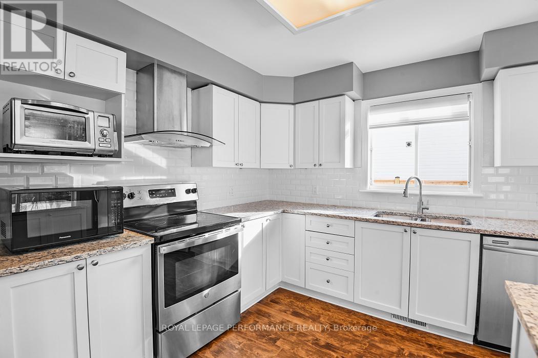 15 Fanterra Way, Ottawa, ON - Indoor Photo Showing Kitchen With Double Sink