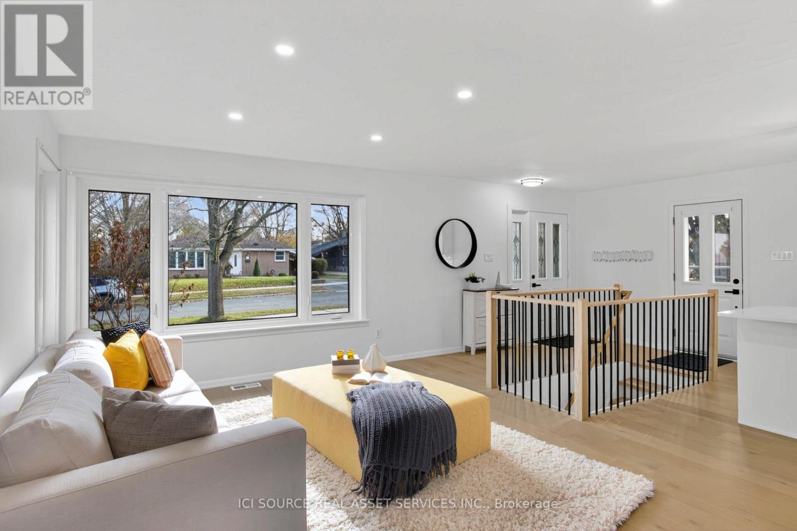 1092 Glendale Drive, Peterborough, ON - Indoor Photo Showing Living Room