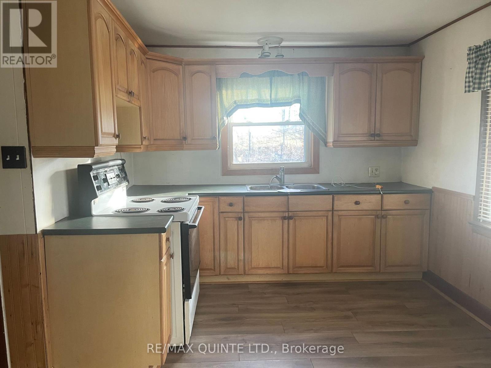 3724 Battersea Road, Frontenac (Frontenac South), ON - Indoor Photo Showing Kitchen With Double Sink