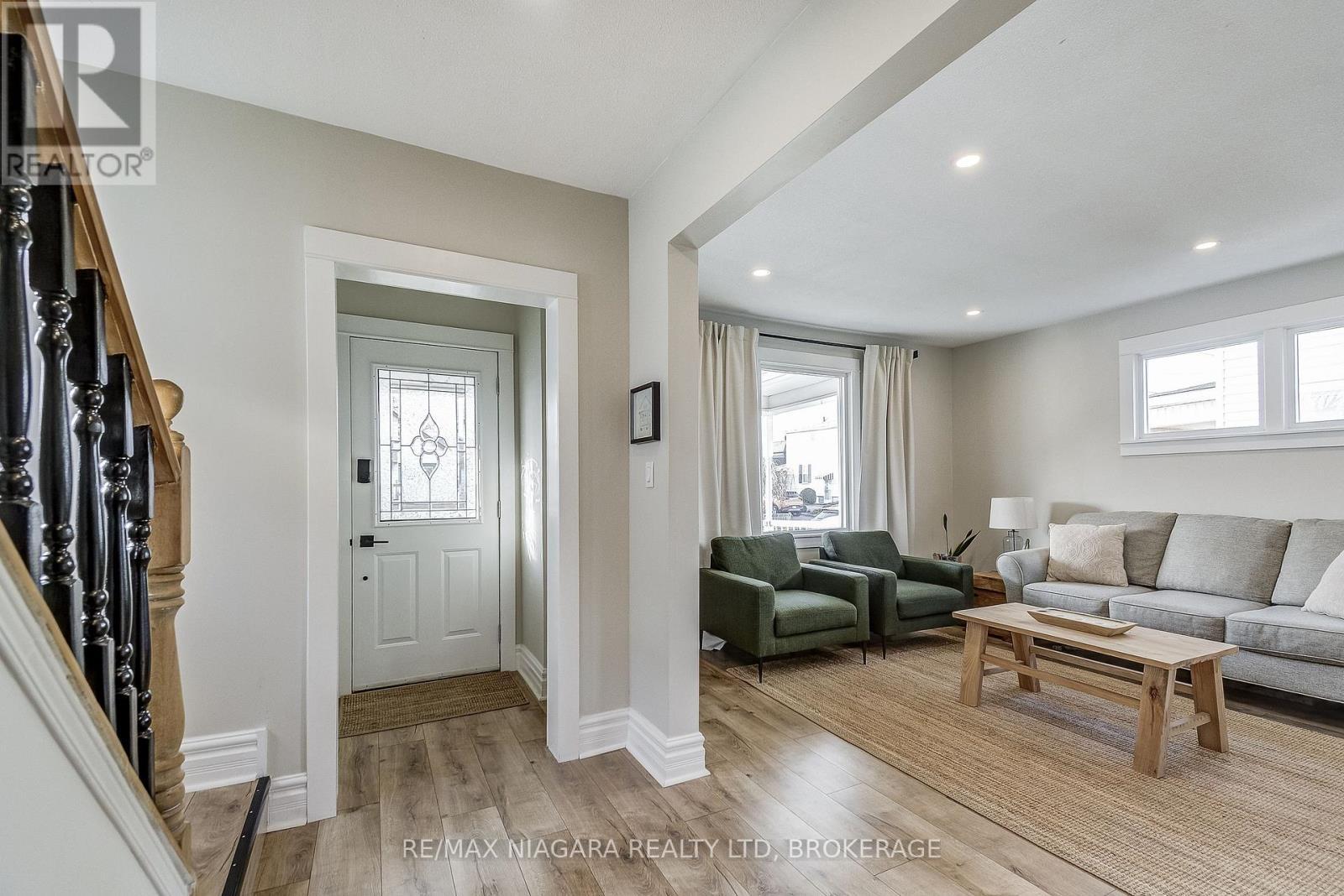 48 Wilton Avenue, Welland (Broadway), ON - Indoor Photo Showing Living Room
