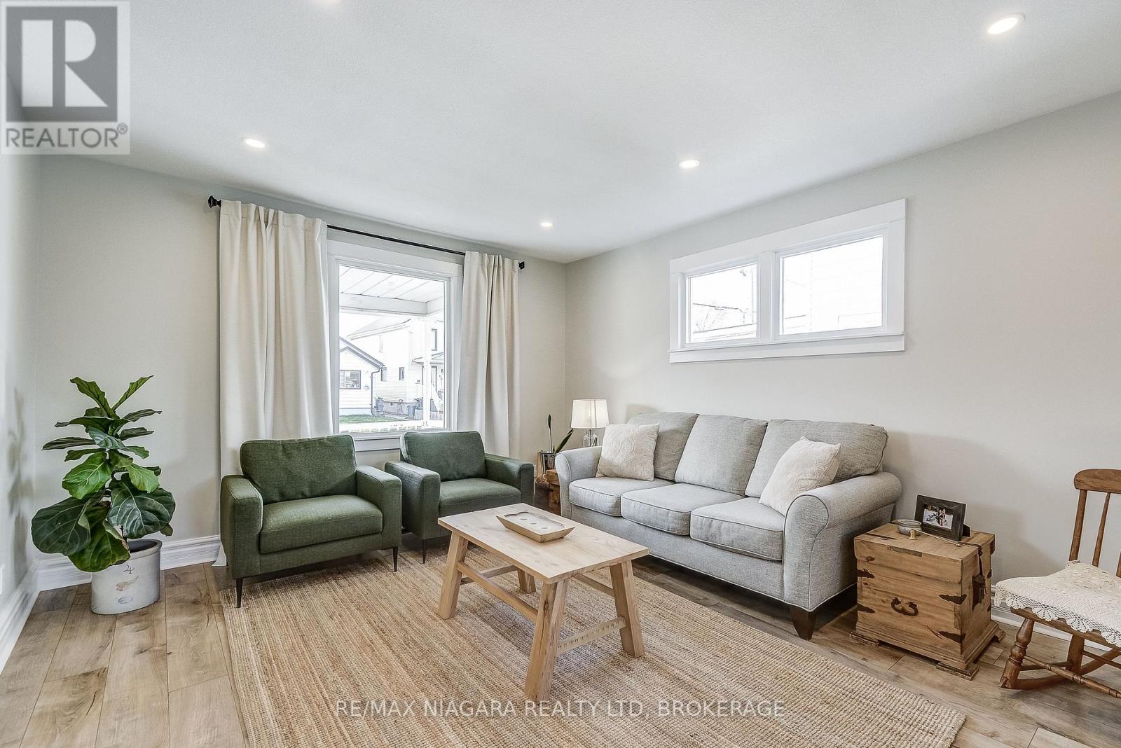 48 Wilton Avenue, Welland (Broadway), ON - Indoor Photo Showing Living Room