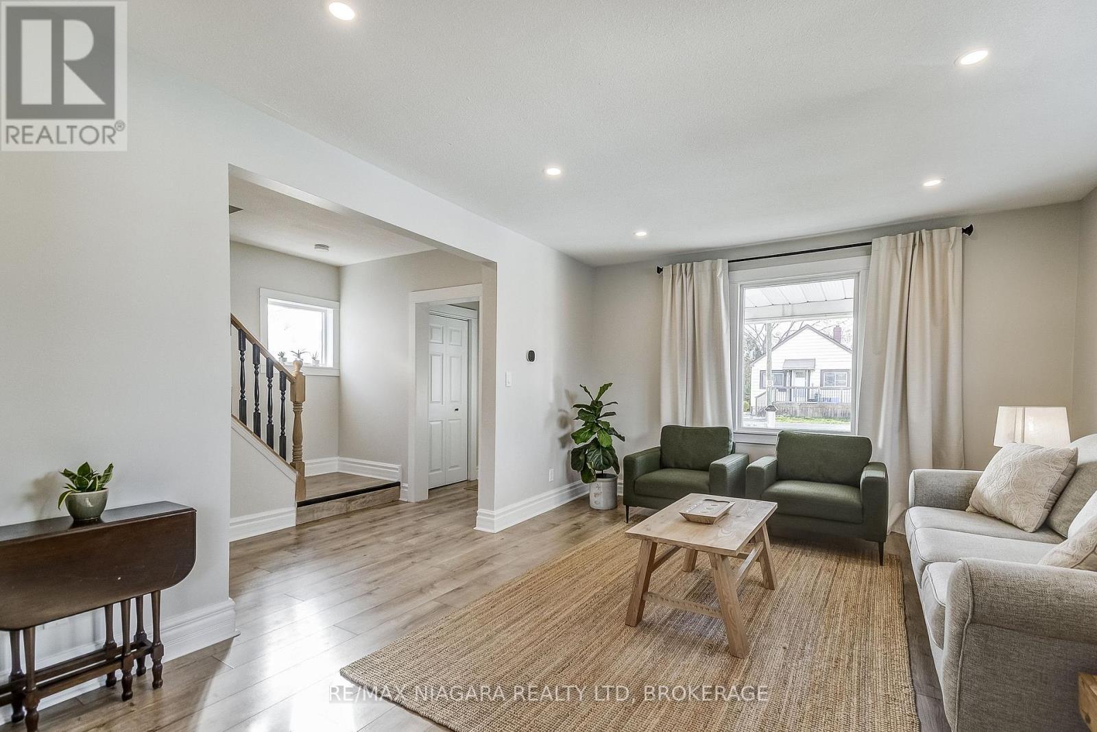 48 Wilton Avenue, Welland (Broadway), ON - Indoor Photo Showing Living Room