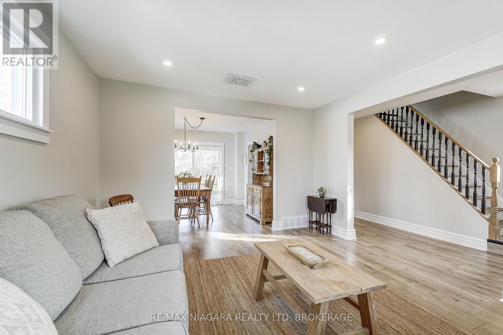 48 Wilton Avenue, Welland (Broadway), ON - Indoor Photo Showing Living Room
