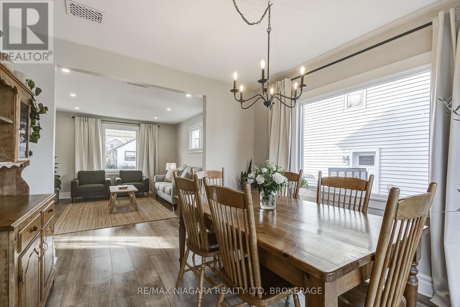 48 Wilton Avenue, Welland (Broadway), ON - Indoor Photo Showing Dining Room