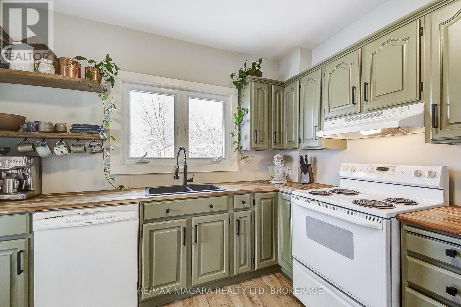 48 Wilton Avenue, Welland (Broadway), ON - Indoor Photo Showing Kitchen With Double Sink
