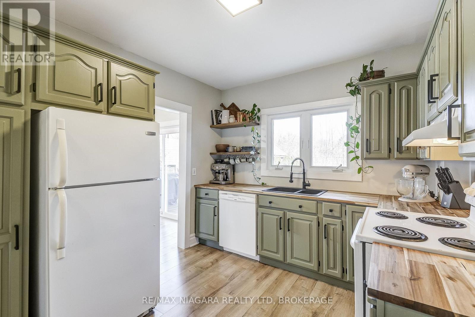 48 Wilton Avenue, Welland (Broadway), ON - Indoor Photo Showing Kitchen With Double Sink