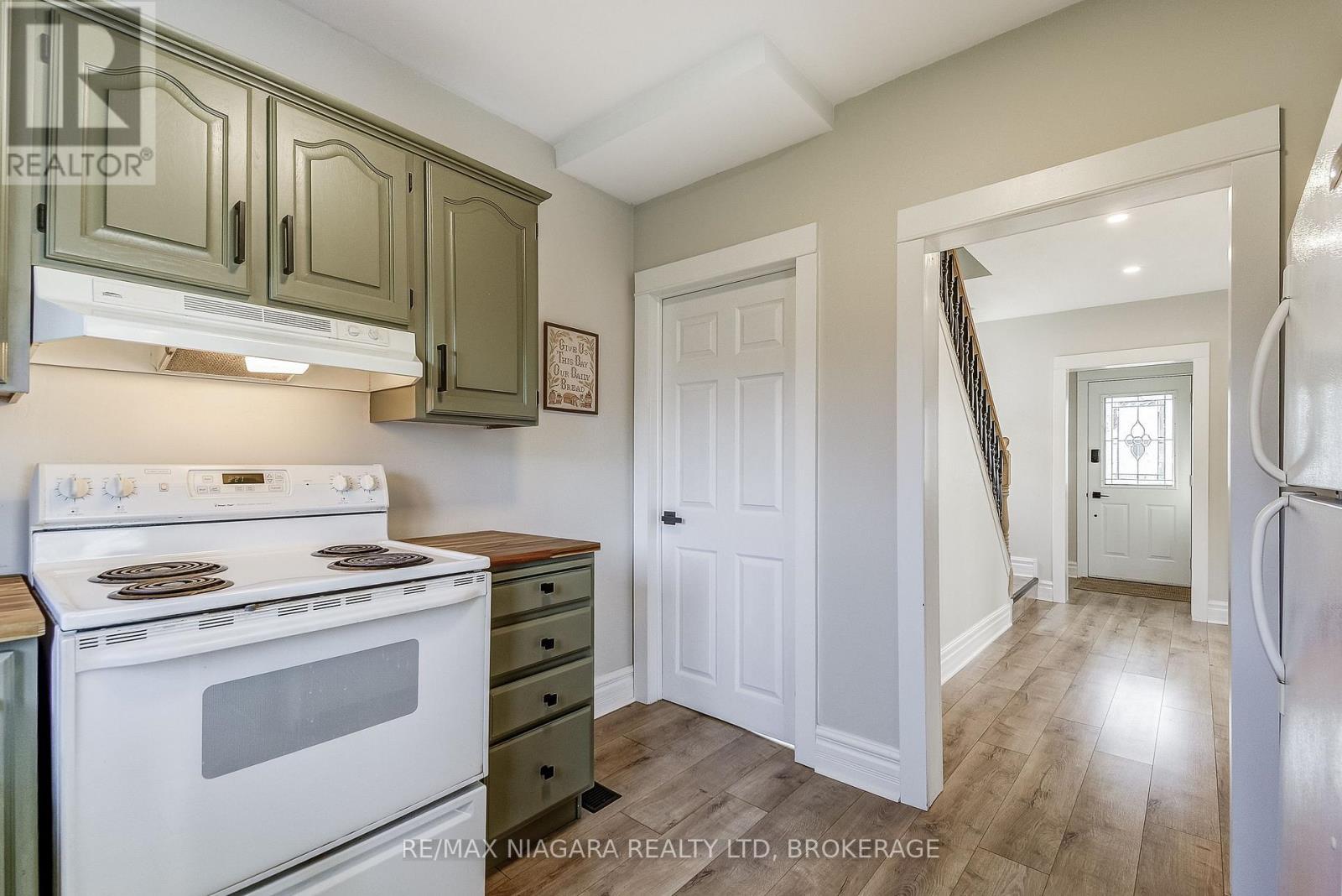48 Wilton Avenue, Welland (Broadway), ON - Indoor Photo Showing Kitchen