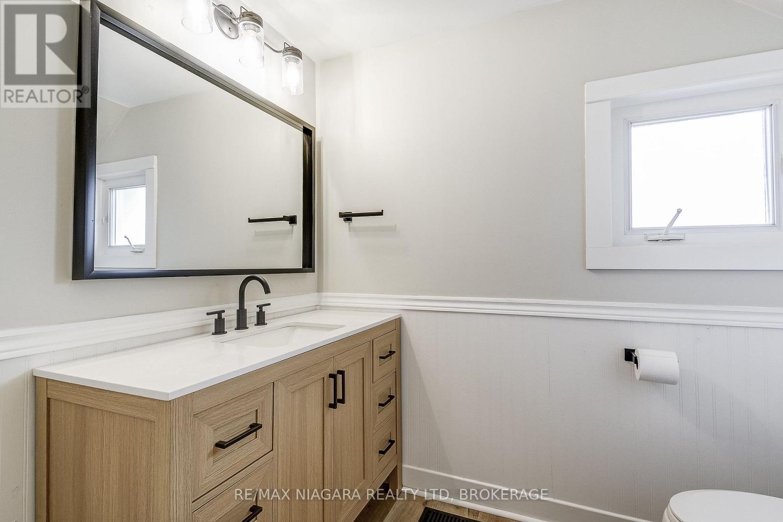 48 Wilton Avenue, Welland (Broadway), ON - Indoor Photo Showing Bathroom
