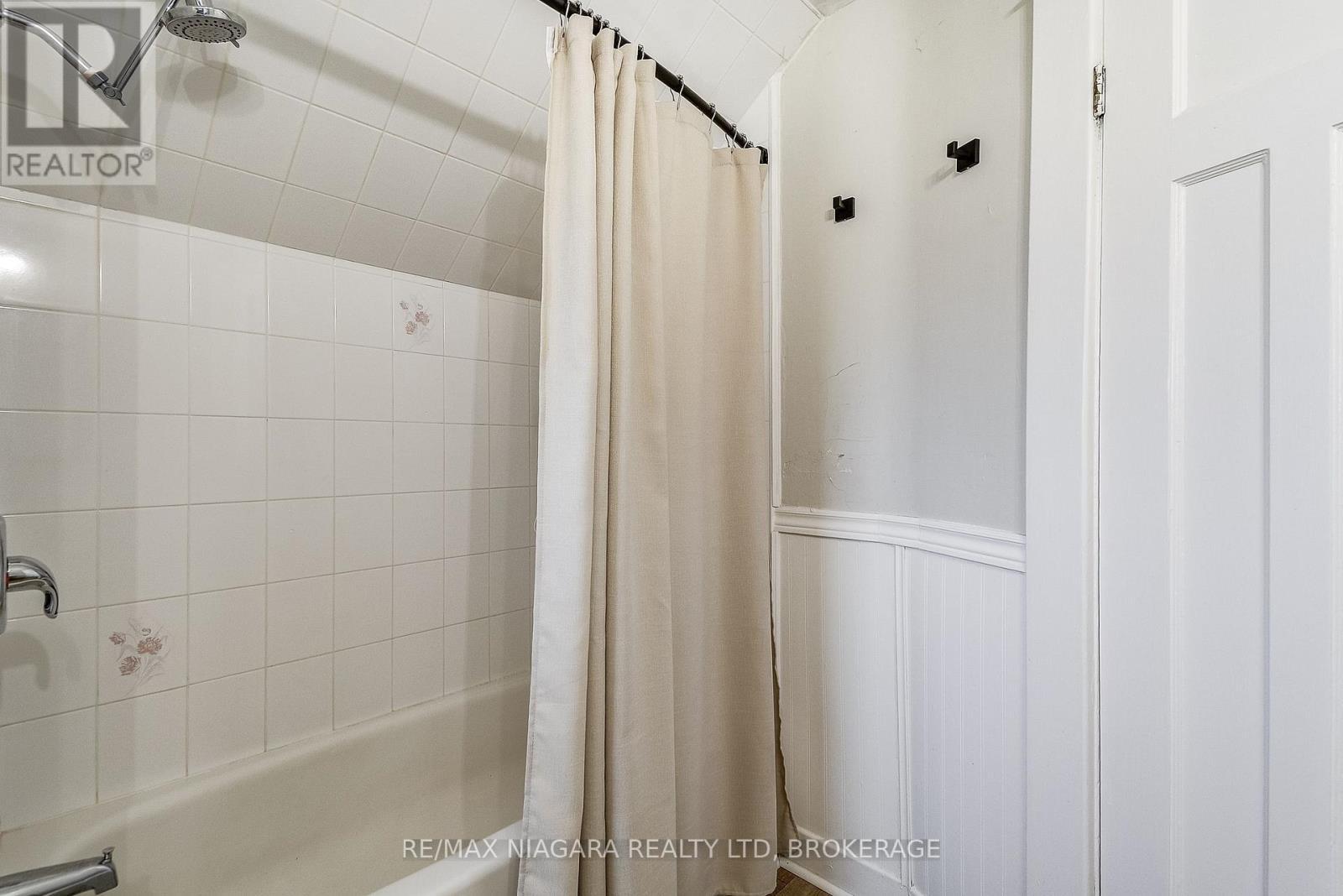 48 Wilton Avenue, Welland (Broadway), ON - Indoor Photo Showing Bathroom