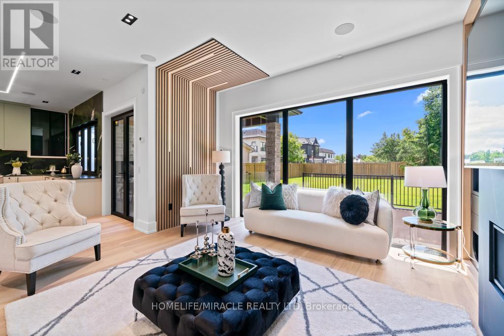 282 Maurice Drive, Oakville, ON - Indoor Photo Showing Living Room