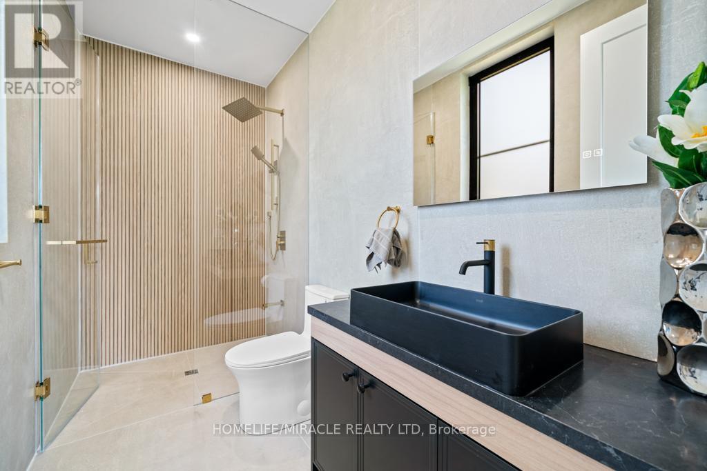 282 Maurice Drive, Oakville, ON - Indoor Photo Showing Bathroom