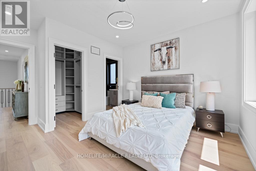 282 Maurice Drive, Oakville, ON - Indoor Photo Showing Bedroom