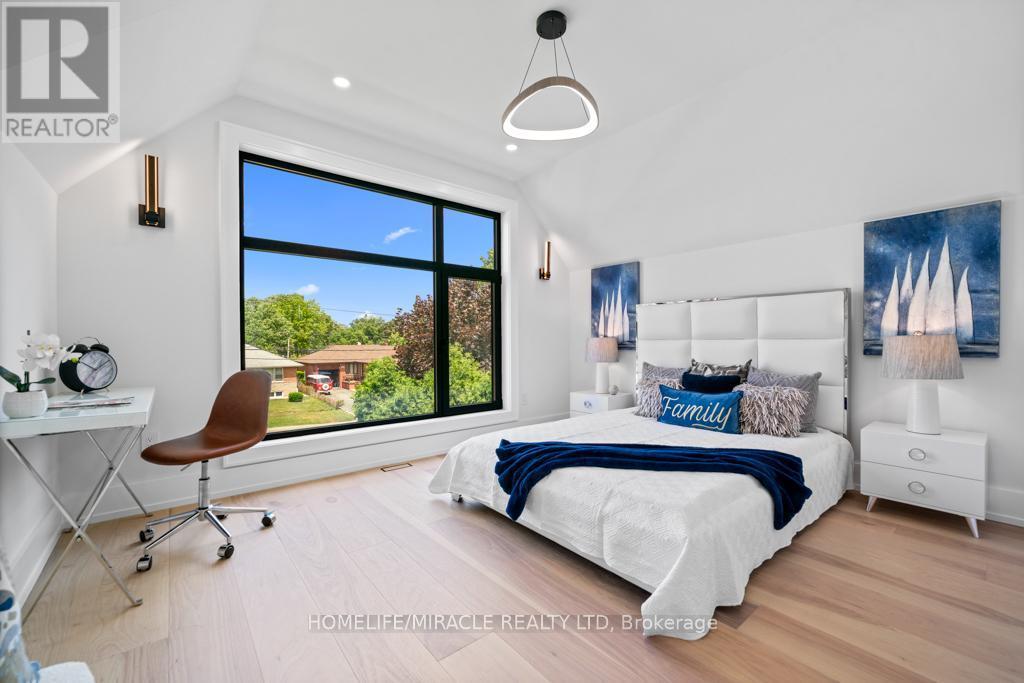 282 Maurice Drive, Oakville, ON - Indoor Photo Showing Bedroom