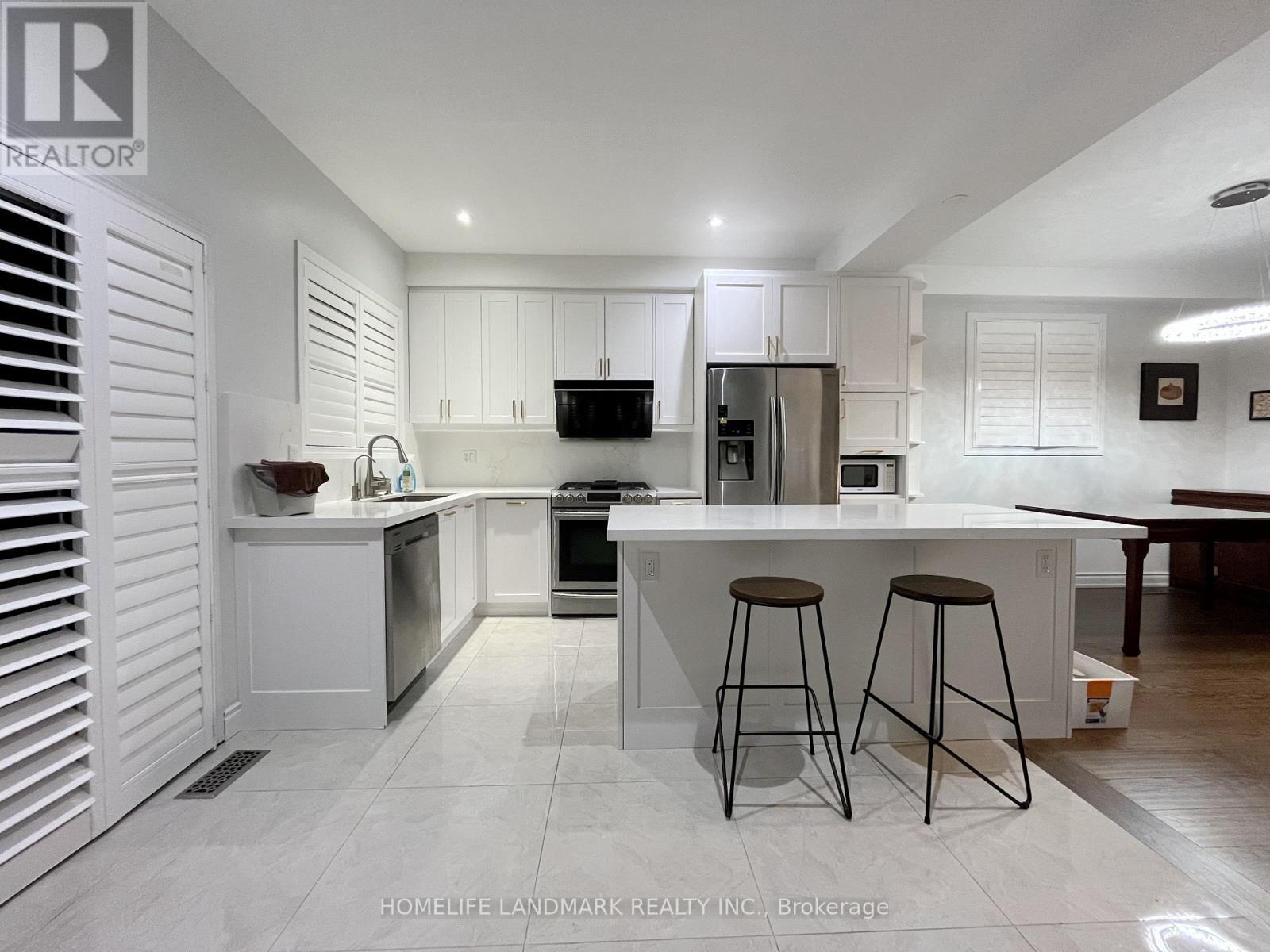 71 Ralph Chalmers Avenue, Markham, ON - Indoor Photo Showing Kitchen With Upgraded Kitchen