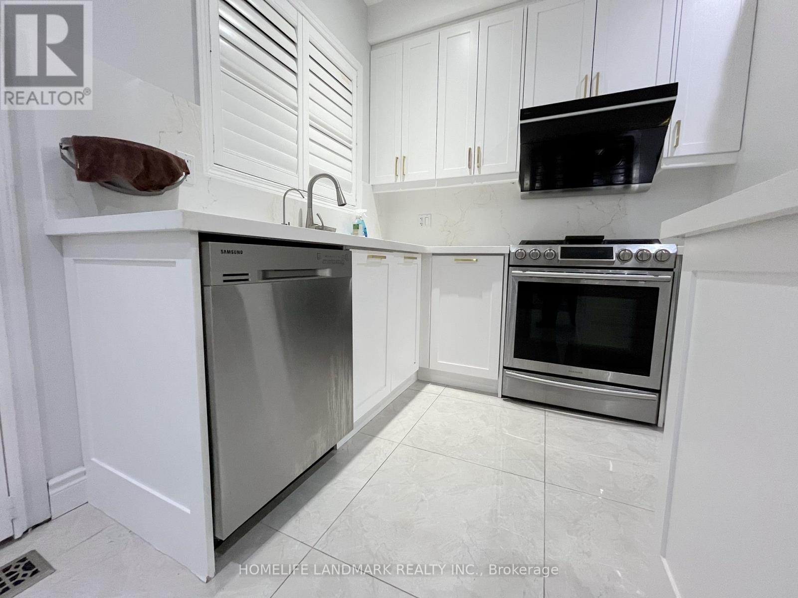71 Ralph Chalmers Avenue, Markham, ON - Indoor Photo Showing Kitchen