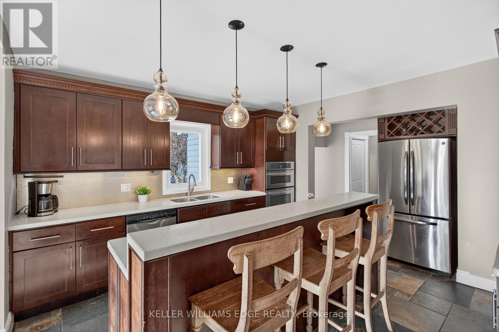 1724 Snake Road, Burlington, ON - Indoor Photo Showing Kitchen With Double Sink With Upgraded Kitchen
