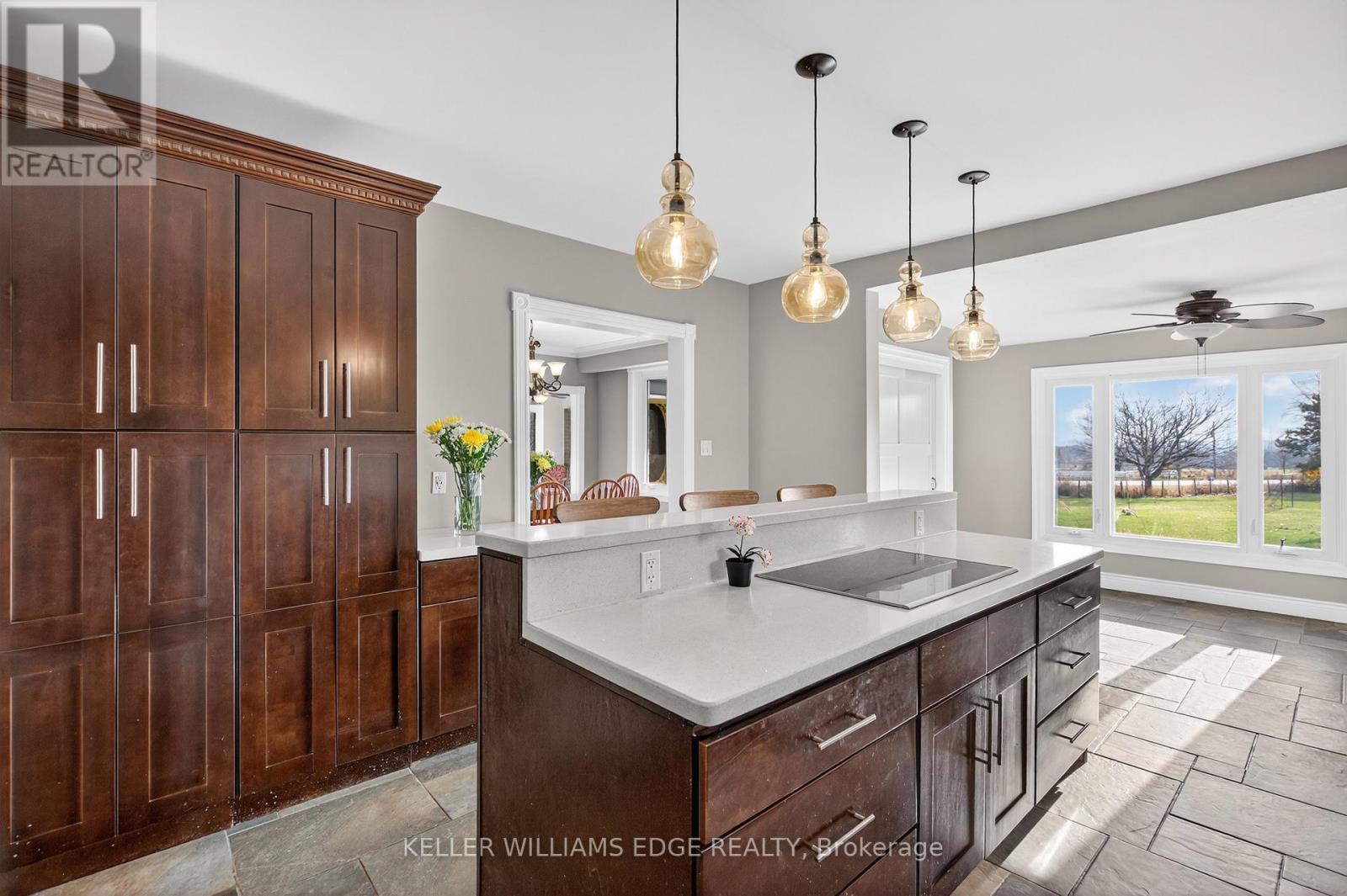 1724 Snake Road, Burlington, ON - Indoor Photo Showing Kitchen
